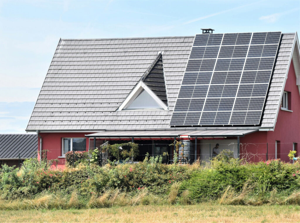 Titelbild zu „Photovoltaikanlagen – purer Luxus oder sinnvoll für jedermann?“