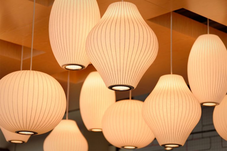 Titelbild zu „Lichtkonzept mit Designer-Leuchten“